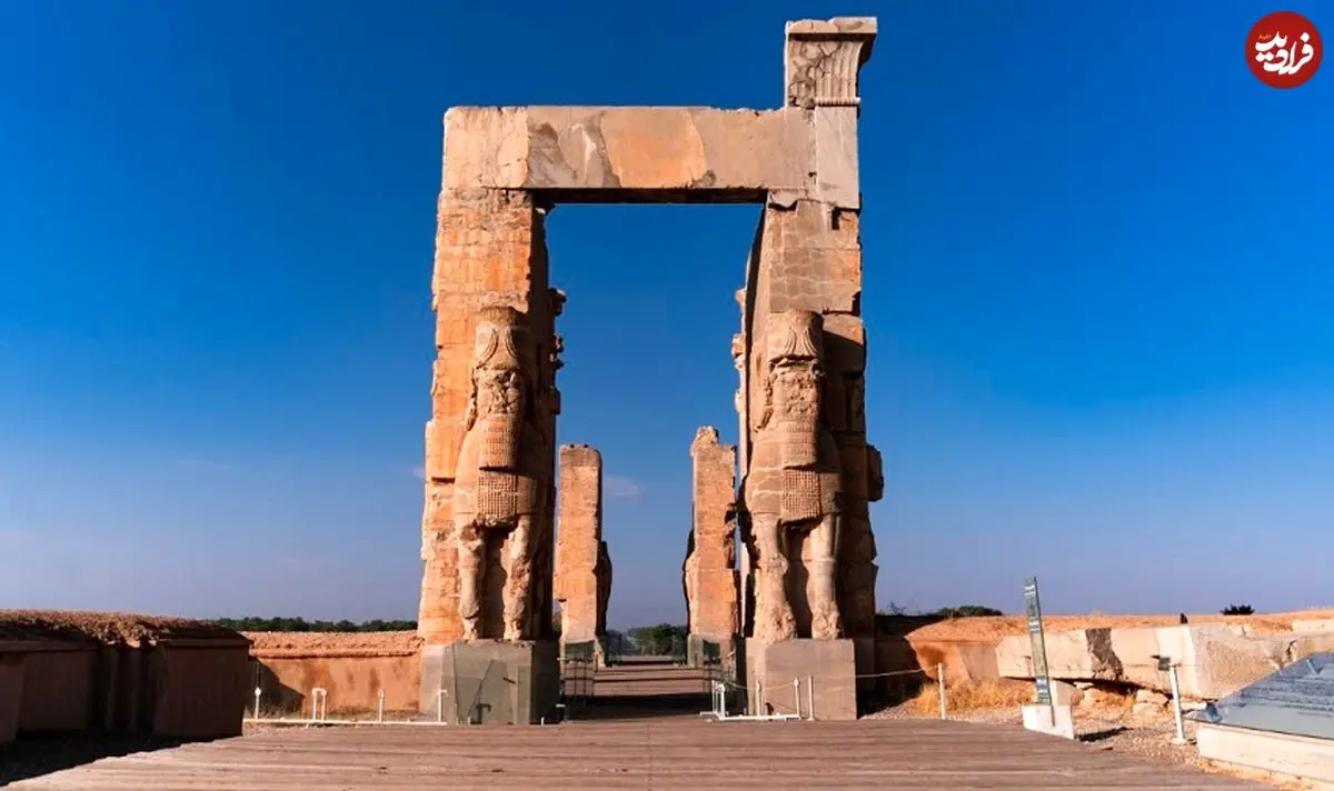 عکس| سفر به تاریخ؛ دو مرد قاجاری در کنار دروازۀ ملل تخت جمشید؛ بیش از یک قرن قبل