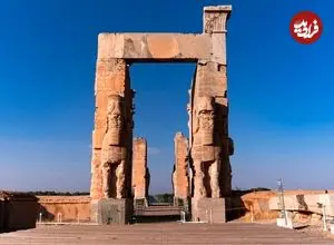 عکس| سفر به تاریخ؛ دو مرد قاجاری در کنار دروازۀ ملل تخت جمشید؛ بیش از یک قرن قبل