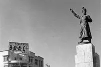 عکس| سفر به تهران قدیم؛ فردوسیِ فراموش‌شده میدان فردوسی؛ تندیسی که دیگر در تهران نیست