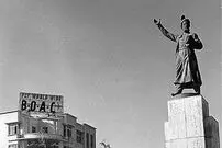 عکس| سفر به تهران قدیم؛ فردوسیِ فراموش‌شده میدان فردوسی؛ تندیسی که دیگر در تهران نیست