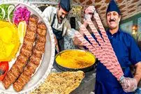 ببینید| غذای خیابانی در ایران؛ پخت کباب کوبیده با نان سنگک تازه در قم