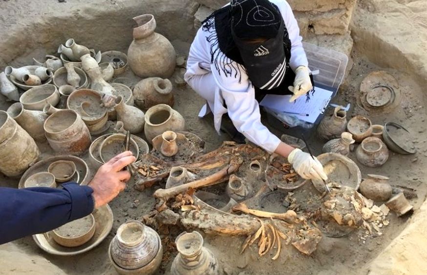 (عکس) کشف گور عجیب 4600 ساله در بزرگترین قبرستان ایران‌ باستان
