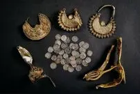 کشف گنجینه ۱۰۰۰ساله با دستگاه فلزیاب