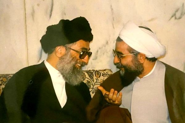 عکس؛ سفر به تاریخ؛ «حسن روحانی» در حال دریافت نشان افتخار نظامی؛ سال 79