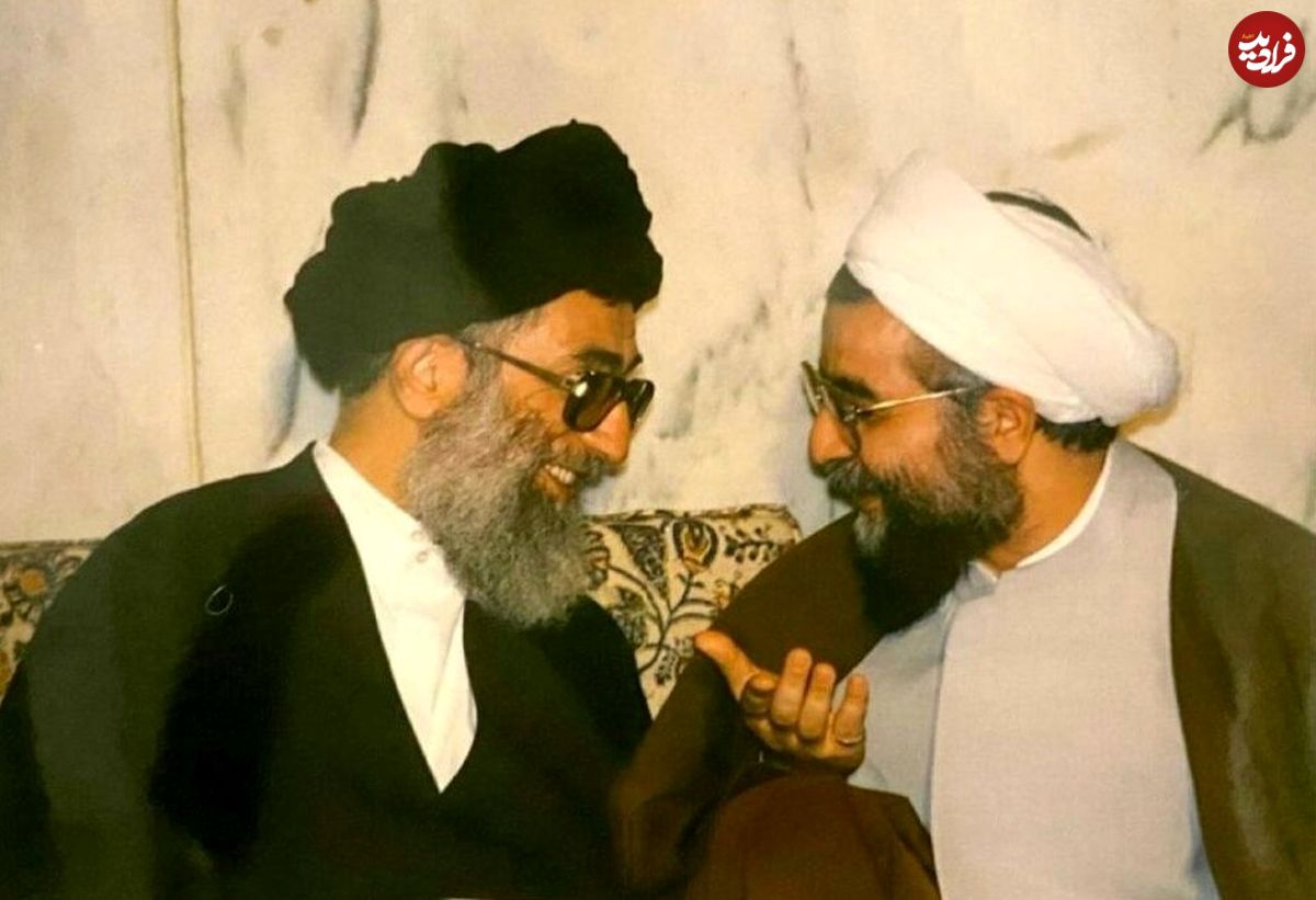 عکس؛ سفر به تاریخ؛ «حسن روحانی» در حال دریافت نشان افتخار نظامی از دست «رهبر انقلاب»؛ سال 79