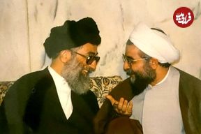 عکس؛ سفر به تاریخ؛ «حسن روحانی» در حال دریافت نشان افتخار نظامی؛ سال 79