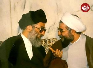 عکس؛ سفر به تاریخ؛ «حسن روحانی» در حال دریافت نشان افتخار نظامی از دست «رهبر انقلاب»؛ سال 79
