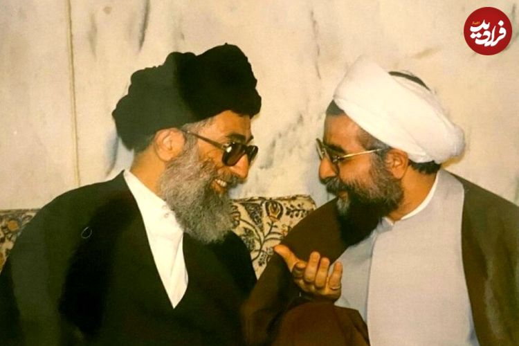 عکس؛ سفر به تاریخ؛ «حسن روحانی» در حال دریافت نشان افتخار نظامی؛ سال 79