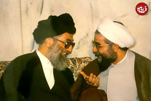 عکس؛ سفر به تاریخ؛ «حسن روحانی» در حال دریافت نشان افتخار نظامی؛ سال 79