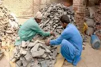 (ویدئو) پاکستانی ها به این شکل دمپایی های کهنه را به دمپایی نو تبدیل می کنند