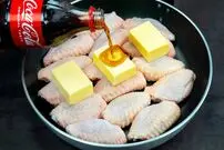 (ویدئو) نحوه پخت یک غذای خوشمزه با بال مرغ و نوشابه به روش آشپز رومانیایی