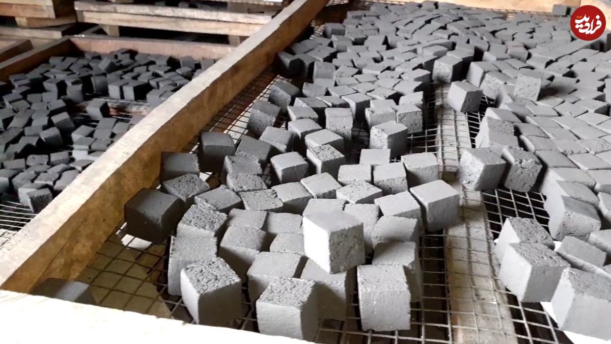 (ویدئو) روش جالب و متفاوت پاکستانی ها برای درست کردن زغال از پودر خاکستر