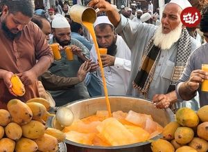ببینید؛ غذای خیابانی در پاکستان؛ تهیه آب انبه و میلک شیک انبه در کراچی