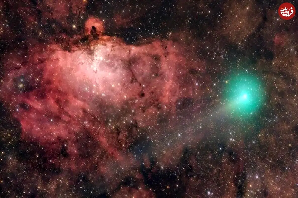 تصویر خیره‌کننده یک دنباله‌دار در کنار ستون‌های آفرینش