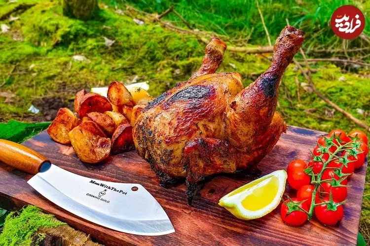 ببینید| غذای روستایی در انگلیس؛ پخت مرغ کامل با سیب زمینی روی آتش و در جنگل