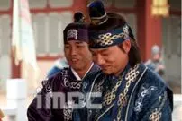 عکس| سفر به تاریخ؛ کودک هوادار در آغوش «تسو» در پشت‌صحنه سریال «جومونگ»