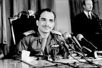 عکس| سفر زمان؛ «ملک حسین، پادشاه سابق اردن» در حال استفاده از تجهیزات رادیویی؛ سال 1348