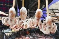 ببینید| غذای خیابانی در کامبوج؛ کباب هشت پا و ماهی مرکب روی آتش در ساحل شهر سیهانوکویل