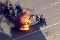 ببینید؛ آتش گرفتن یک کامیون در جاده