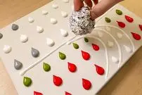 ببینید| نقاشی کشیدن با چند ترفند؛ به همین سادگی یک زوج در حال قدم زدن زیر باران در پاییز را بکشید!