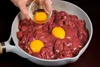 (ویدئو) آلمانی ها با 700 گرم جگر مرغ این غذای خوشمزه را برای شام طبخ می کنند