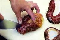 ببینید| غذای خیابانی در ژاپن؛ تهیه دو نوع غذا با خیار دریایی قرمز در توکیو