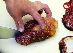 ببینید| غذای خیابانی در ژاپن؛ تهیه دو نوع غذا با خیار دریایی قرمز در توکیو