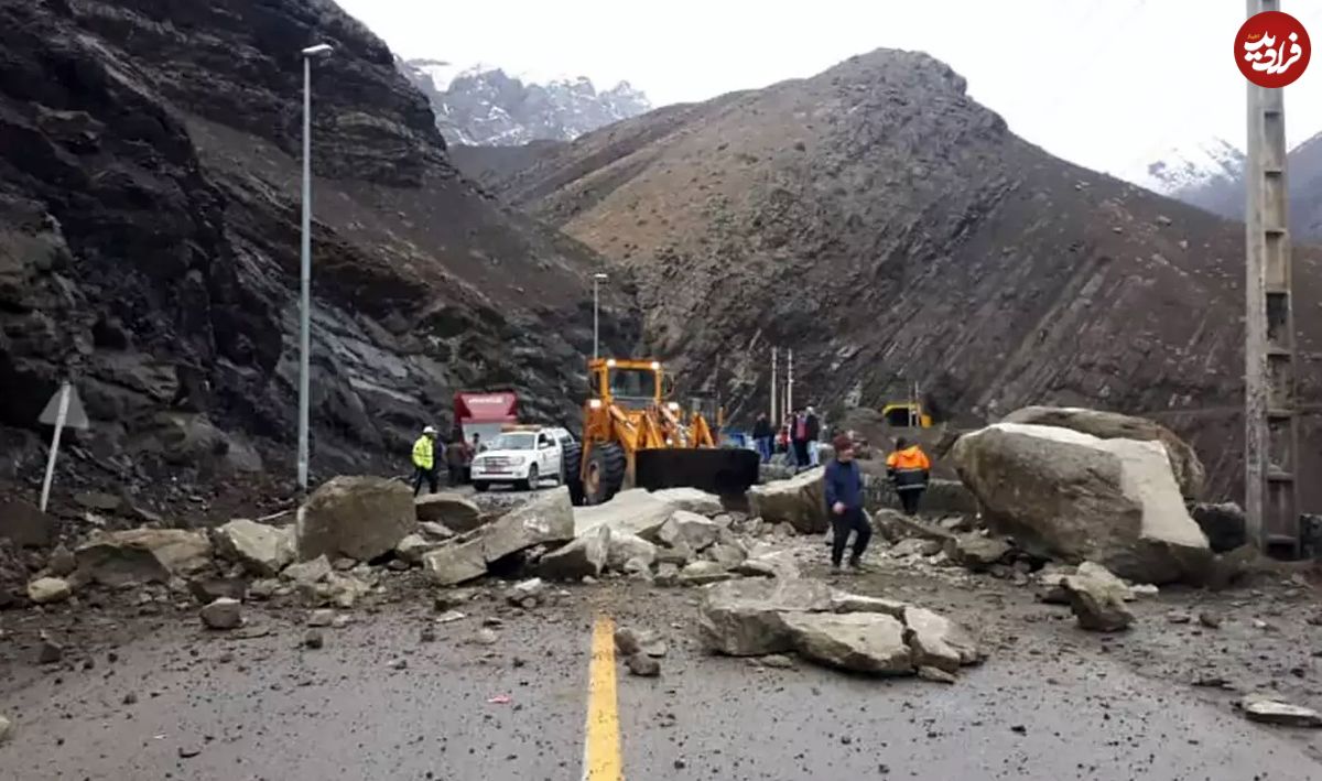 (ویدیو) تصاویر لحظه خطرناک ریزش کوه در جاده چالوس؛ واکنش مسافران را ببینید