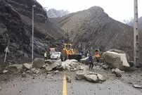(ویدیو) تصاویر لحظه خطرناک ریزش کوه در جاده چالوس؛ واکنش مسافران را ببینید