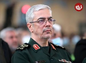 عکس؛ سفر به تاریخ؛ «سرلشکر باقری» در 23 سالگی در حال نماز خواندن پشت سر «شمخانی» در جبهه