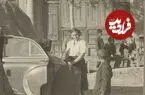 عکس| سفر زمان؛ زن سوییسی در کنار اتومبیلش در یکی از خیابان‌های کاشان؛ سال 1330
