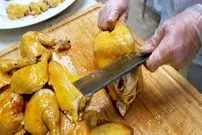 ببینید| غذای خیابانی در آمریکا؛ پخت مرغ کامل در نمک در نیویورک