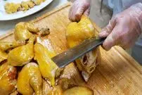 ببینید| غذای خیابانی در آمریکا؛ پخت مرغ کامل در نمک در نیویورک