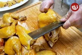 ببینید| غذای خیابانی در آمریکا؛ پخت مرغ کامل در نمک در نیویورک