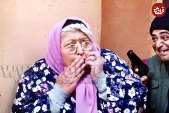 عکس| سفر زمان؛ چهرۀ «لوریک میناسیان» 25 ساله در پشت‌صحنه یک تئاتر؛ دهۀ 40