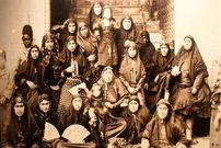 عکس؛ سفر در زمان؛ یک شاهزاده خانم قجری سال ۱۲۹۴ تهران در کنار خدمتکار قلیان به دست در آتلیه عکاسی