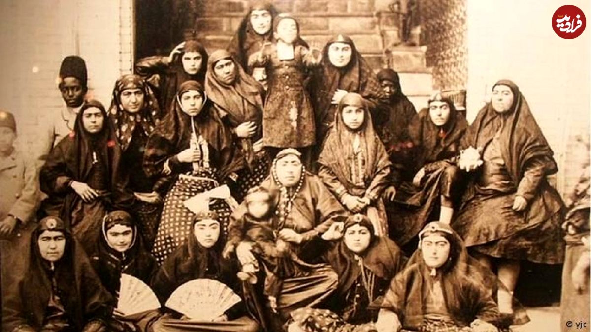 عکس؛ سفر در زمان؛ یک شاهزاده خانم قجری سال ۱۲۹۴ تهران در کنار خدمتکار قلیان به دست در آتلیه عکاسی