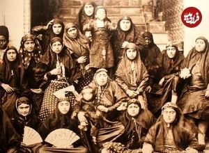 عکس؛ سفر در زمان؛ یک شاهزاده خانم قجری سال ۱۲۹۴ تهران در کنار خدمتکار قلیان به دست در آتلیه عکاسی