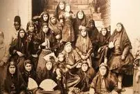 عکس؛ سفر در زمان؛ یک شاهزاده خانم قجری سال ۱۲۹۴ تهران در کنار خدمتکار قلیان به دست در آتلیه عکاسی