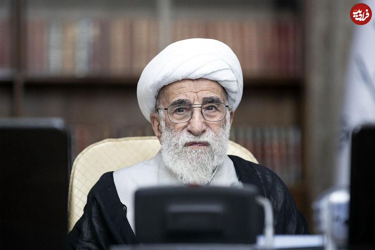 عکس؛ سفر در زمان؛ «آیت الله جنتی» در حال سخنرانی در هند؛ سال 1370