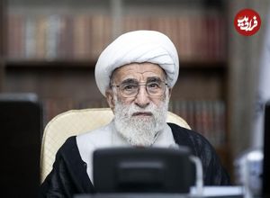 عکس؛ سفر در زمان؛ «آیت الله جنتی» در حال سخنرانی در هند؛ سال 1370