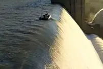 ببینید| نجات نفس‌گیر سرنشینان قایق در لبه سد