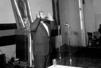 عکس| سفر در زمان؛ «شعبان بی مخ» در حال کباده کشی در استادیوم امجدیه؛ سال 49