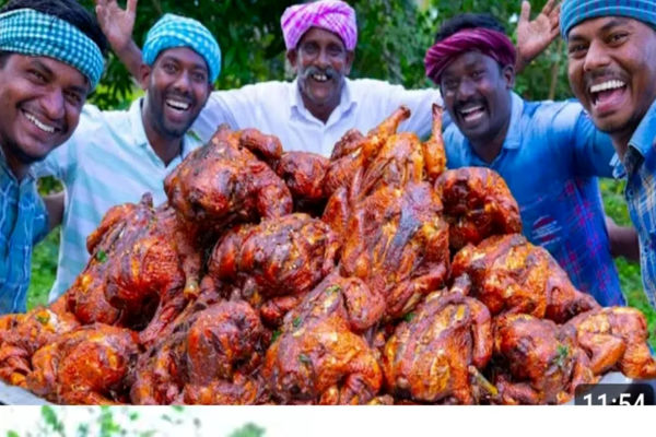 (ویدئو) غذای روستایی در هند؛ پخت ده ها مرغ به روش خاص پدر و پسران روستایی