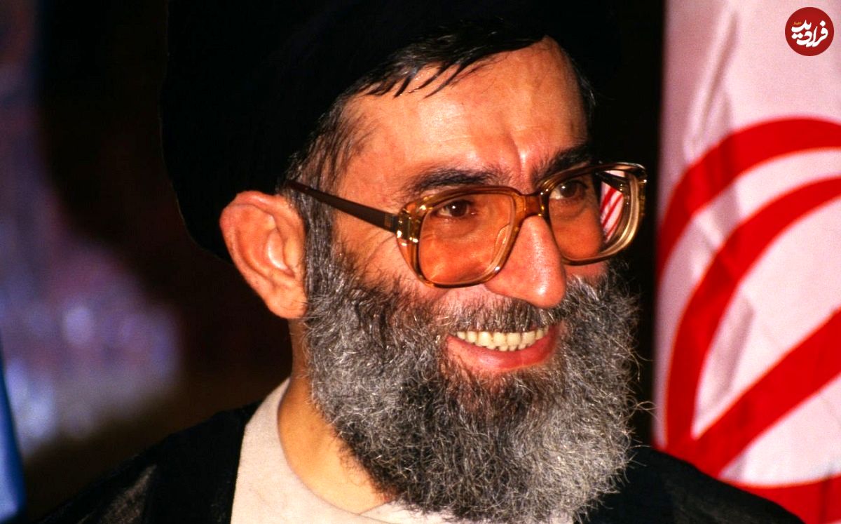 عکس؛ سفر در زمان؛ «رهبر انقلاب در حال سخنرانی در نیویورک»؛ سال 1366