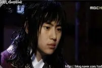 عکس| سفر زمان؛ عکس یادگاری «یوری، پسر جومونگ» و همسرش در تالار عروسی