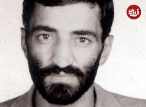 عکس؛ سفر در زمان؛ «احمد متوسلیان» با همرزمان اش در مقابل مسجد خرمشهر؛ سال 61