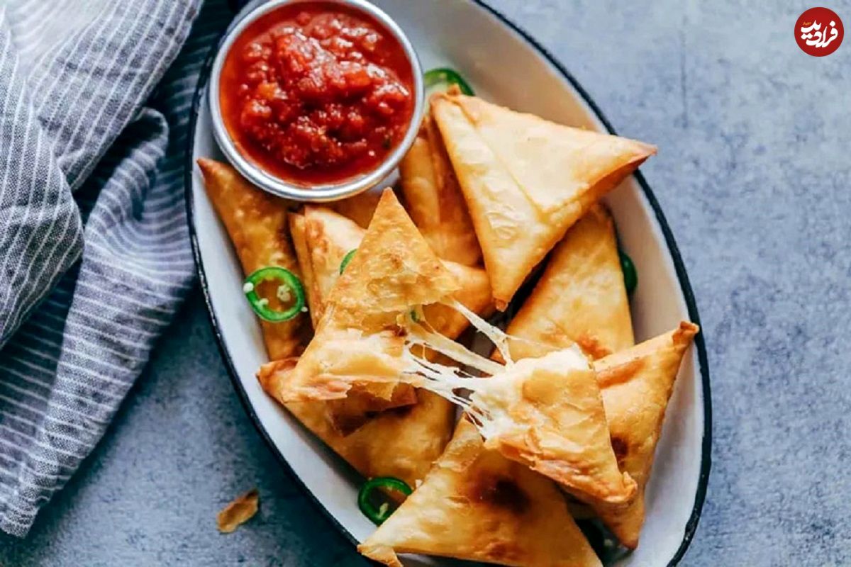 طرز تهیه سمبوسه پیتزایی با سوسیس
