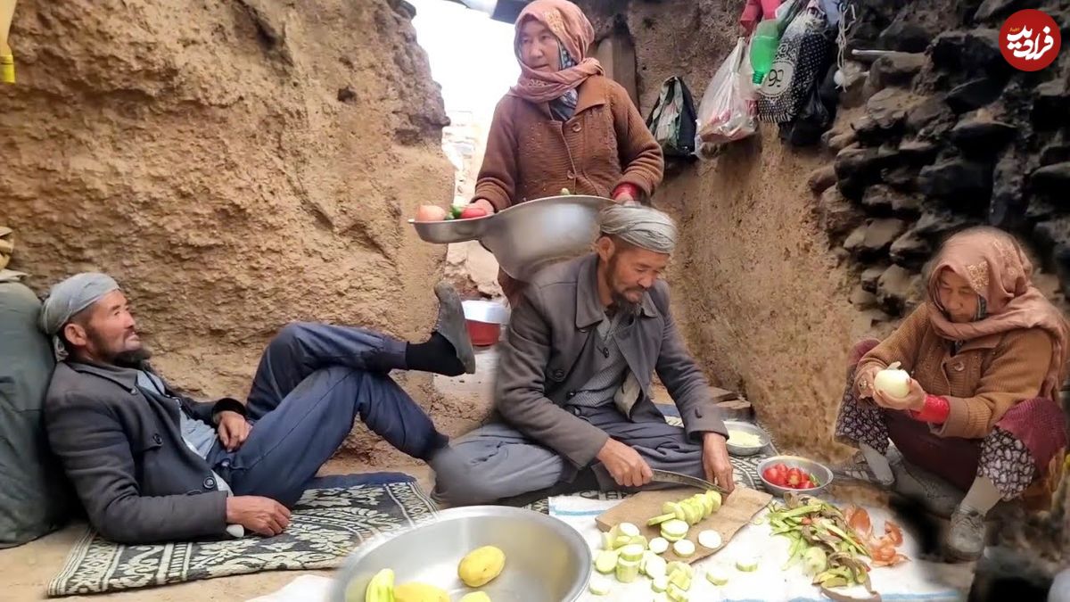 ببینید؛ غذای روستایی در افغانستان؛ پخت خوراک محلی با کدوسبز و سیب زمینی