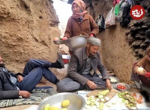 ببینید؛ غذای روستایی در افغانستان؛ پخت خوراک محلی با کدوسبز و سیب زمینی